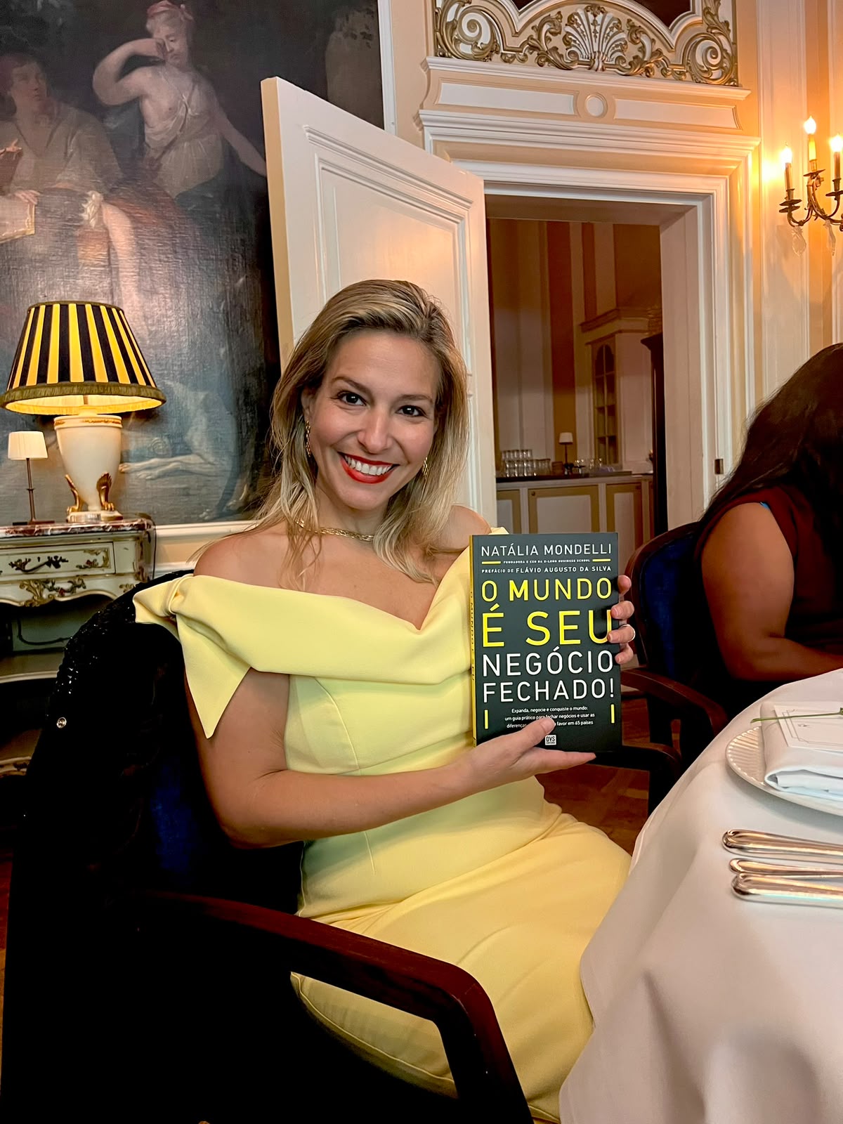 Natália Mondelli com o livro “O Mundo é Seu: Negócio Fechado!”
